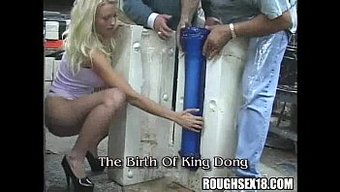 胸部丰满的金发女郎用...