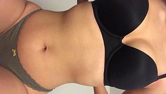 亚洲大学女孩脱光衣服...