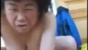 亚洲妻子骑着她年长的...