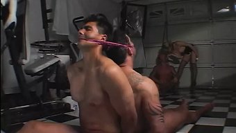 一个惊人的女孩享受着...