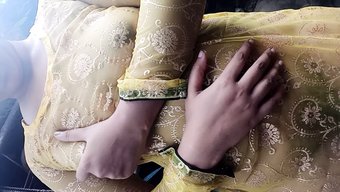 在浴缸里洗澡,手淫并...