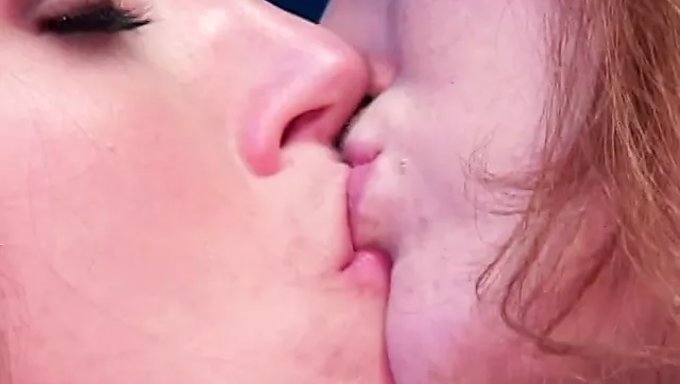 美国红发女郎在沙发上享受女同性恋的快感