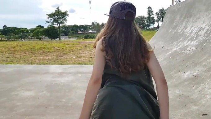 东欧女孩张开双腿,在外面自慰