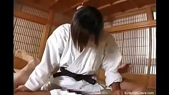 亚洲空手道大师屈服于假阳具