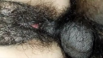 观看这个印度熟女与她...