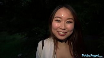 性感的亚洲女孩想要为...