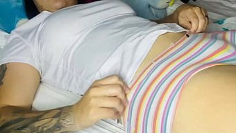 业余少女喜欢用假阳具...