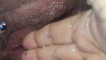 胖女人慢动作:喷水和撒尿