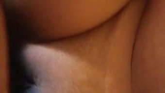 小胸部的业余熟女掌控局面