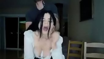 这个视频中的业余女孩是谁?