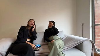 怀孕的女人与最好的朋...