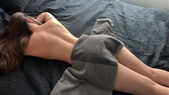 性感的黑发美女被继子...