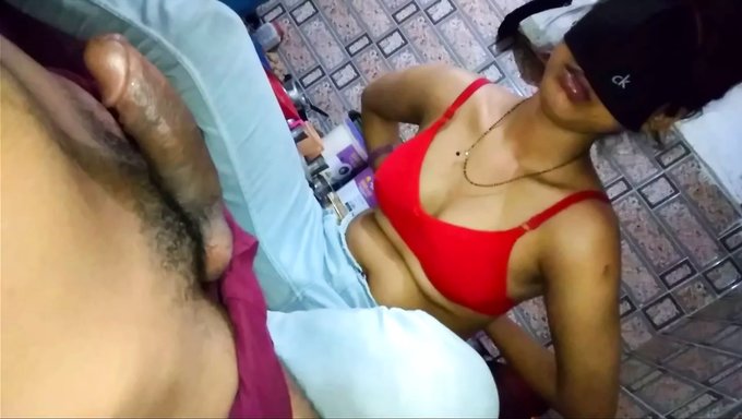 印度女佣在高清视频中给老板的继子口交快感