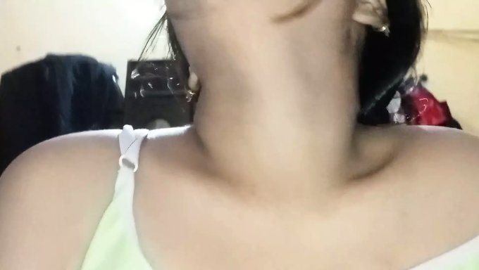 房间里和老公一起操的美女