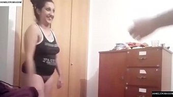湿润而狂野:熟女在她...