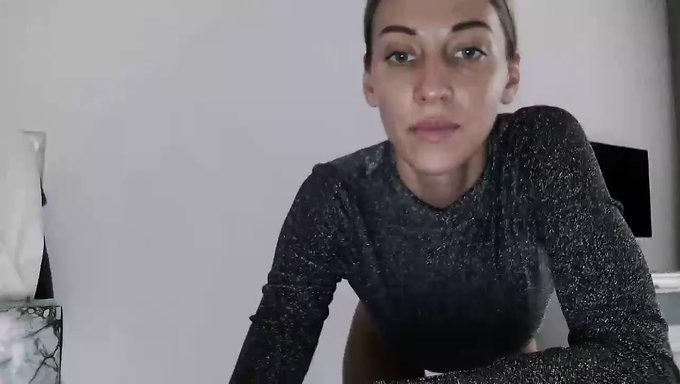 Rihannarossy热辣的扭动和大胸部弹跳