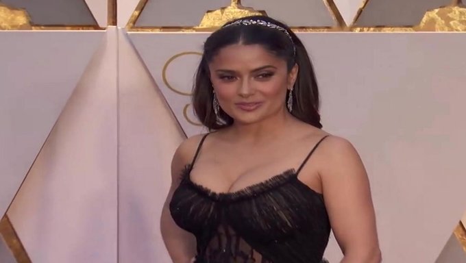 萨尔玛·哈耶克(Salma Hayek)是一位火辣性感的女人,在2017年奥斯卡颁奖典礼的红地毯上拥有巨大的胸部。