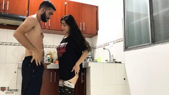 继父睡觉时,绿帽妻子...