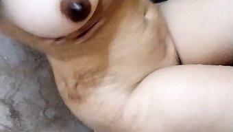 印度阿姨享受与年轻男...