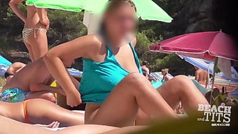 裸体少女在海滩上的高清视频