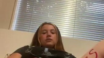 女孩们用阴道自慰器6...