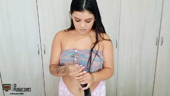大屁股的棕发继妹在高...