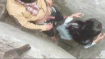 漂亮的村里小妞在野外...