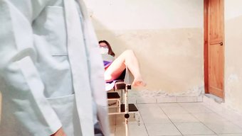 年轻的亚洲女孩和医生的经历