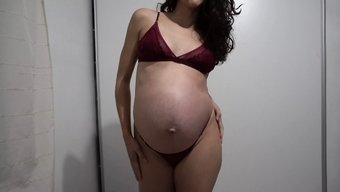 熟女拉丁裔妈妈穿着惊...