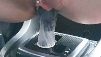18+青少年在车里被...