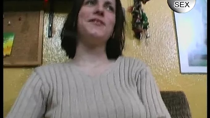 大奶棕发女郎在每个洞里都有一个大假阳具