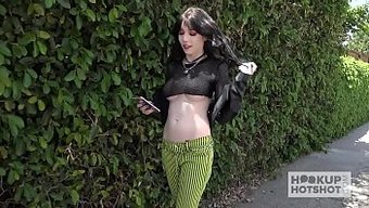 瘦弱的少女的硬核性交...