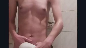 波兰女孩的裸体淋浴和妻子