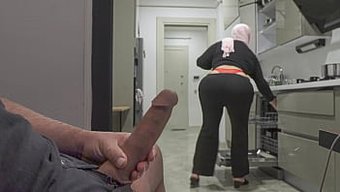 阿拉伯继母抓住儿子自...
