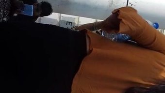 穿着紧身牛仔裤的移动女孩