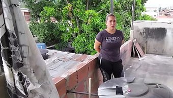 我的继妹在屋顶上吸烟...