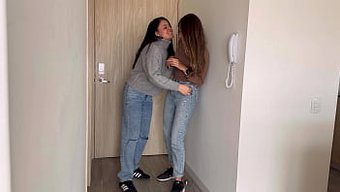 女同性恋情侣探索亲密...