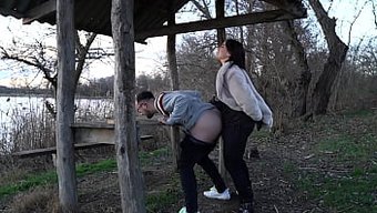 俄罗斯女主人在湖边进...