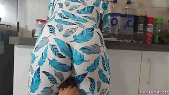 继女在厨房里找了个大...
