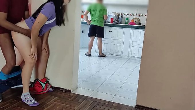 朋友的老婆真是淫妇啊,她边做饭边抚摸我的阴茎,看不到我们