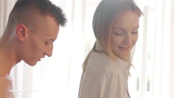 美女美乳被男人在厨房里干。