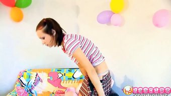苗条的棕发女郎自慰到高潮