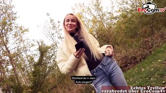 小胸部的瘦金发熟女享...