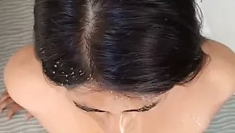 亚洲熟女在嘴里得到了惊喜