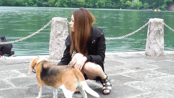 大自然的中国女孩在车里被手指和操