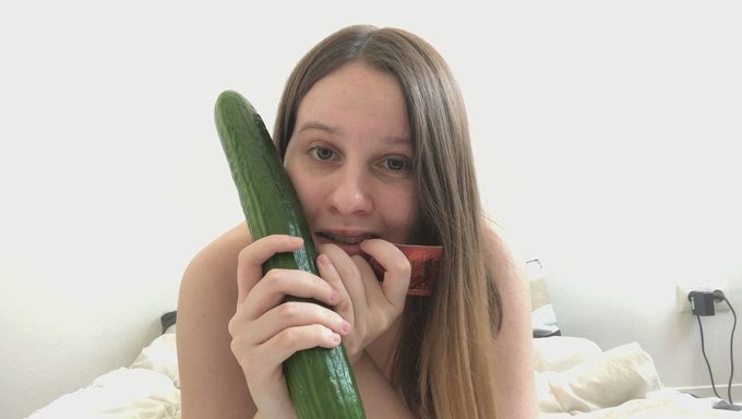 第一次尝试和大胸女孩的黄瓜性爱