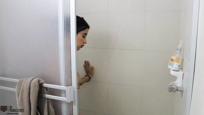 Pov:我的继妹在这个西班牙色情视频中给我口交以换取我的精液