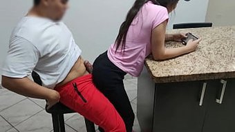 硬核的拉丁裔少女被她...