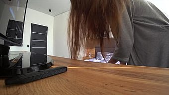 妻子和邻居在丈夫不在...