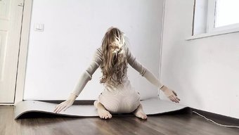 瘦小的菲律宾少女在瑜...